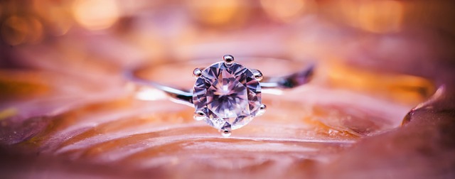 Proč sníme o výstřihu zásnubního prstenu? Odhalení důvodu